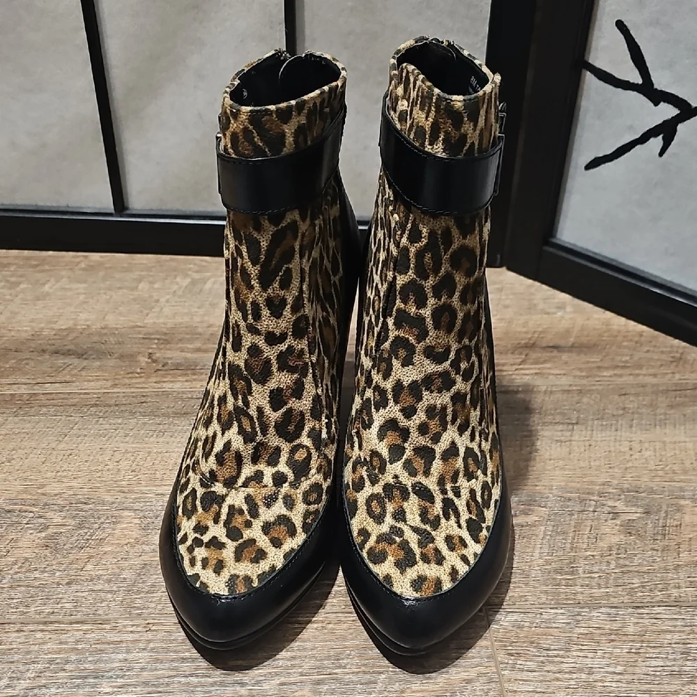 AEROSOLES Leopard Print Zippered Ankle Booties Size 8